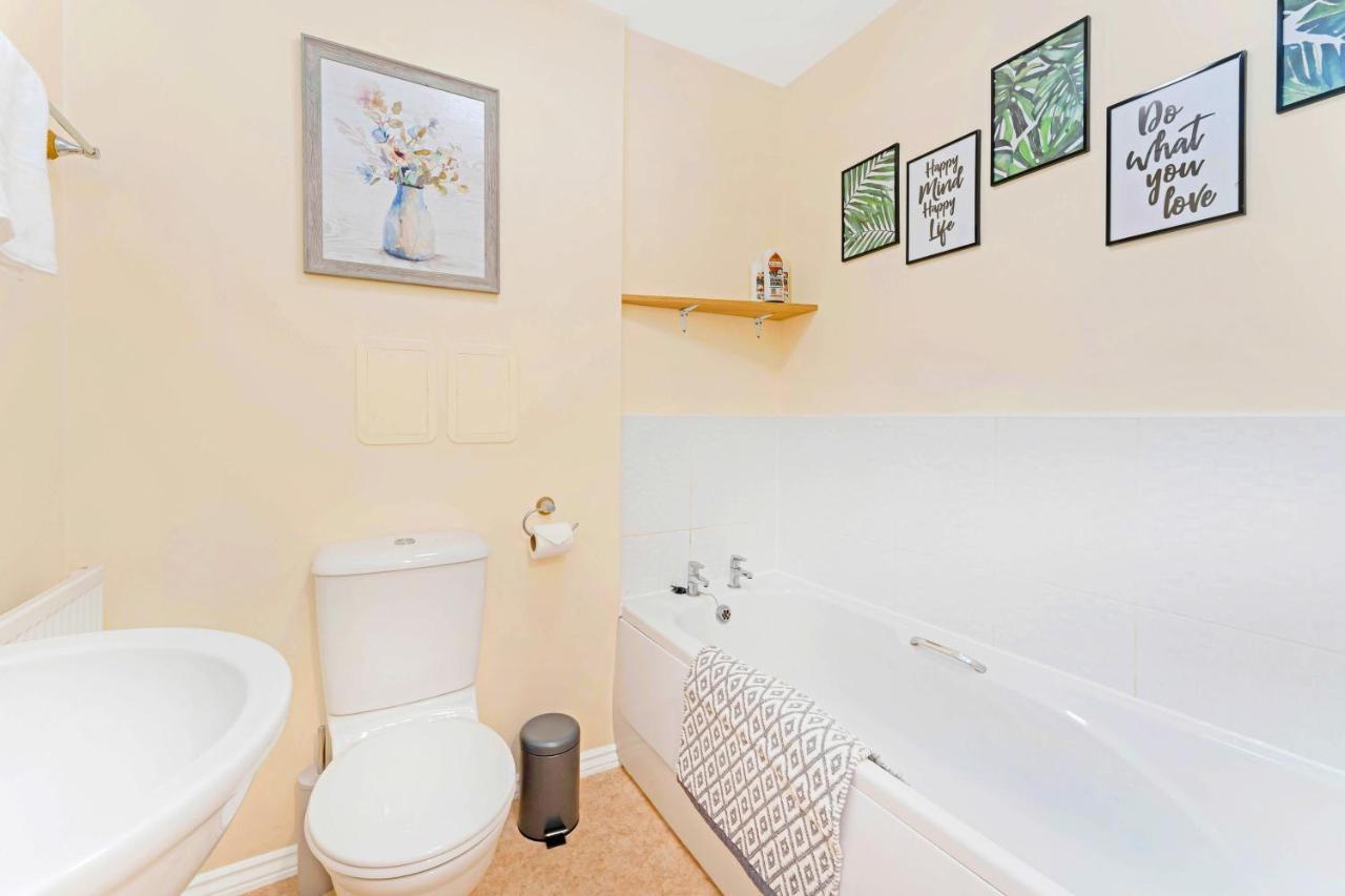 Modern & Spacious 2 Bedroom Serviced Apartment Next To Lochend Park - Private Underground Parking & Lift Available - Close To Edinburgh City Centre Eksteriør billede