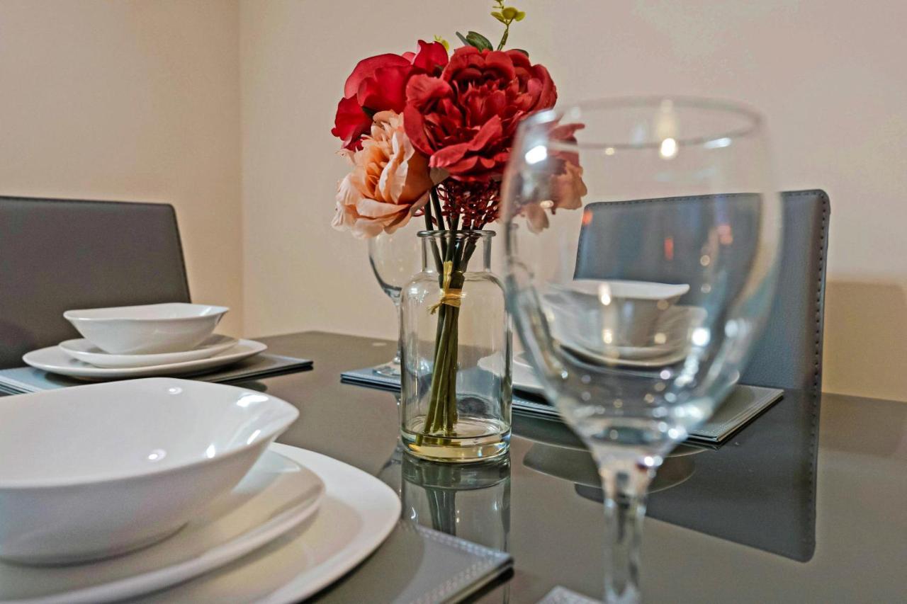 Modern & Spacious 2 Bedroom Serviced Apartment Next To Lochend Park - Private Underground Parking & Lift Available - Close To Edinburgh City Centre Eksteriør billede