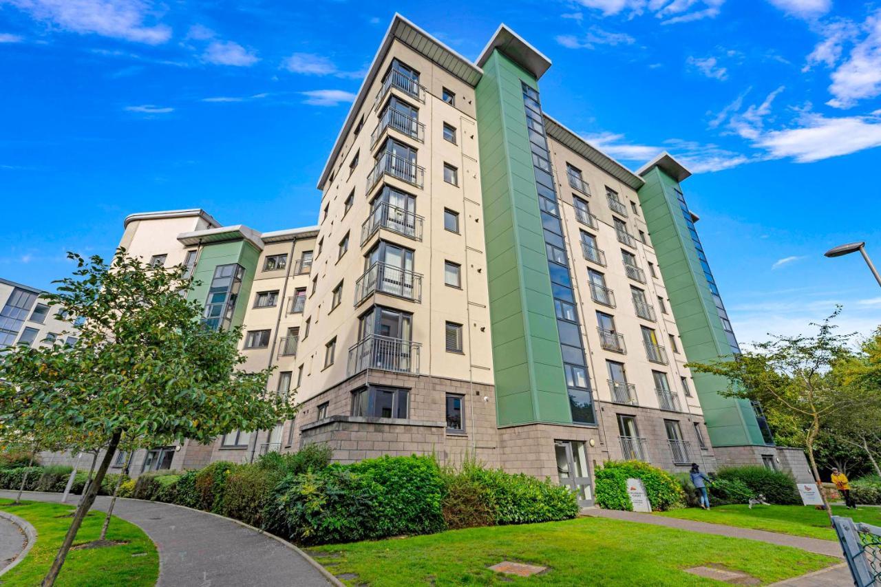 Modern & Spacious 2 Bedroom Serviced Apartment Next To Lochend Park - Private Underground Parking & Lift Available - Close To Edinburgh City Centre Eksteriør billede