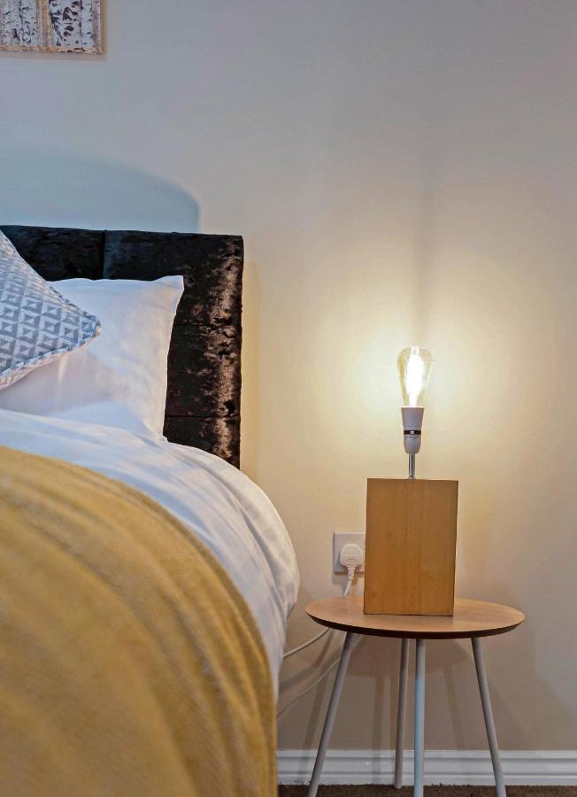 Modern & Spacious 2 Bedroom Serviced Apartment Next To Lochend Park - Private Underground Parking & Lift Available - Close To Edinburgh City Centre Eksteriør billede